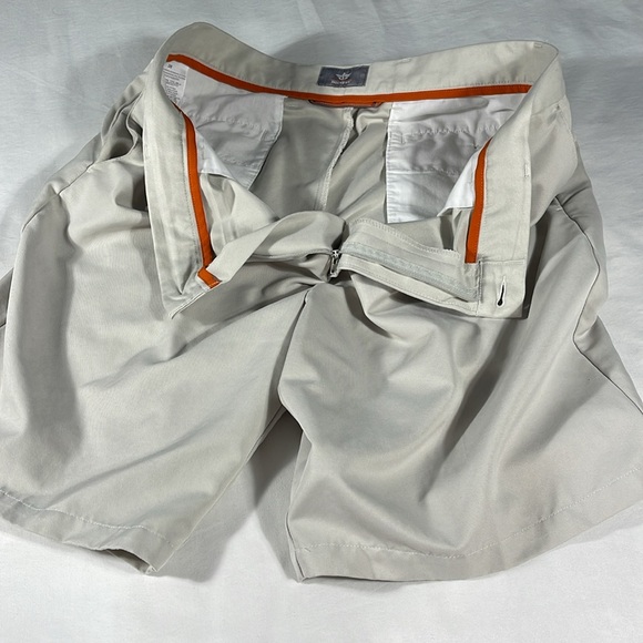 Dockers mens khaki polyester flat front 9.5" inseam Golf shorts - size 38 - Picture 8 of 11